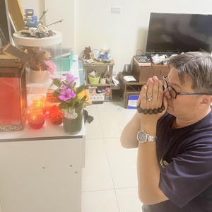 對著地藏菩薩恭敬合掌